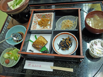 *ご朝食一例。ご朝食は和定食。たくさん食べて一日の活力に！
