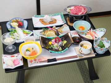 *夕食一例/ 四季折々の素材を生かし、心を込めた料理をお楽しみ下さい。