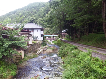 *信州の里山にある、昭和の風情が残る温泉。霊泉寺川沿いの静かな旅館です！