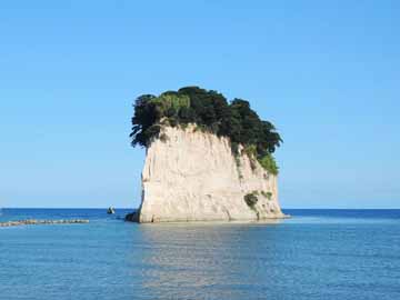 周辺観光：見附島（当館より車で約25分）