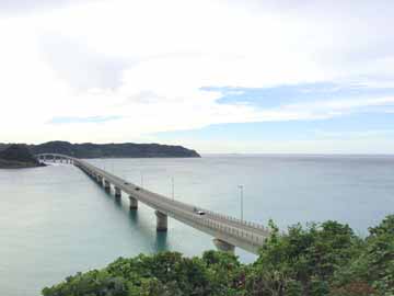 *橋と美しい海の景色が人気：角島までは当館より車で約1時間