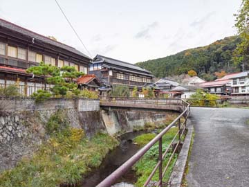 *周辺　【俵山温泉街】自然tお調和する昭和の温泉街。