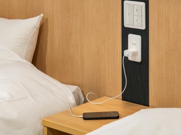 *ベッドサイドにコンセントがあるので、スマホの充電にも便利。就寝時も安心です。