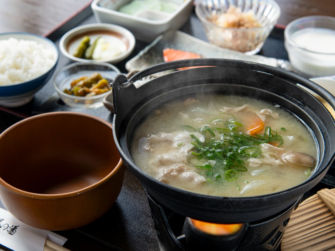 *【朝食一例】特製の具沢山豚汁は朝食のメインメニュー！ほっこりと優しい味わいが身体に嬉しい一品です。