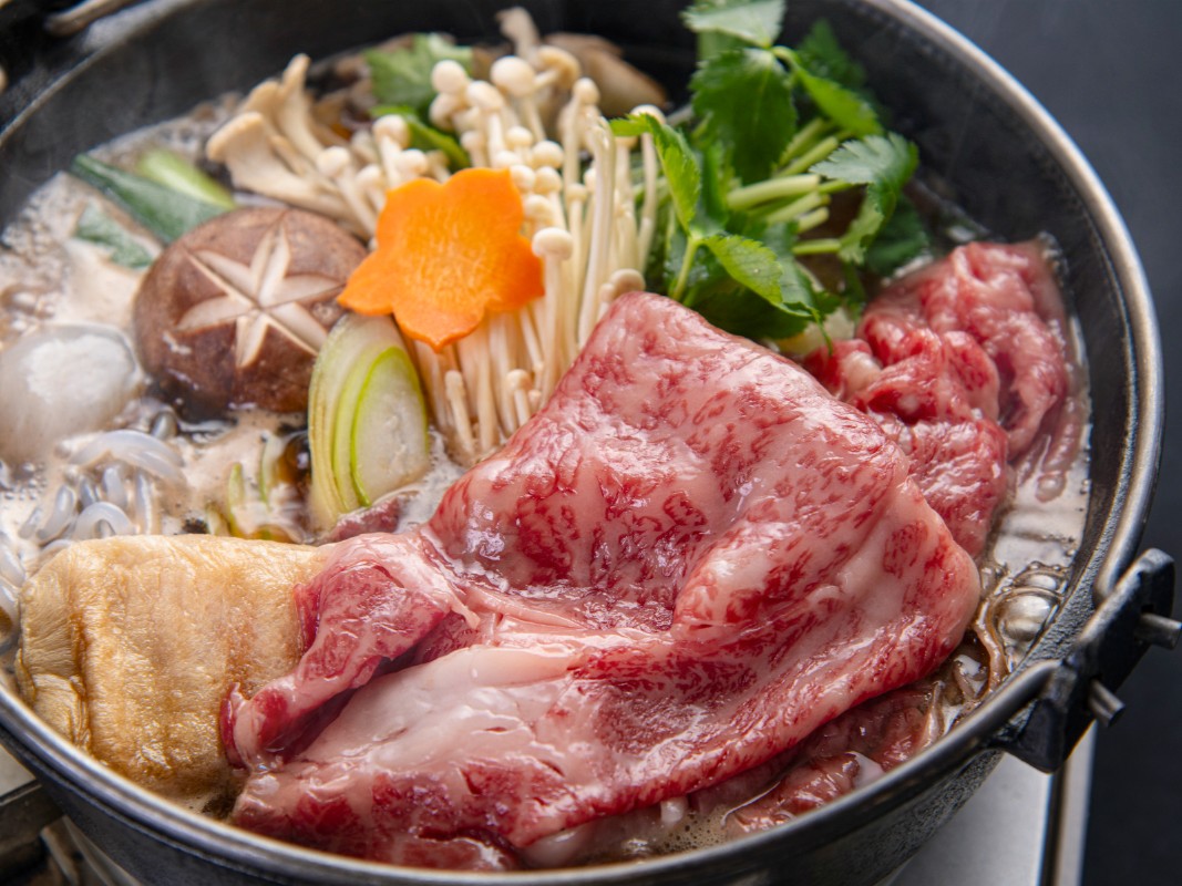 *【すき焼き一例】近江牛のとろける旨みとじゅわっと味しみ！永源寺産 玉こんにゃくのぷりぷり食感を堪能