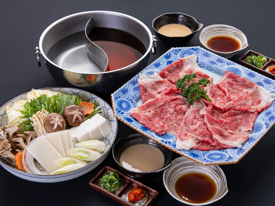 *【しゃぶしゃぶ一例】とろける旨味の近江牛を『柚子ポン酢』と『ごまだれ』の2種類のタレで召し上がれ！