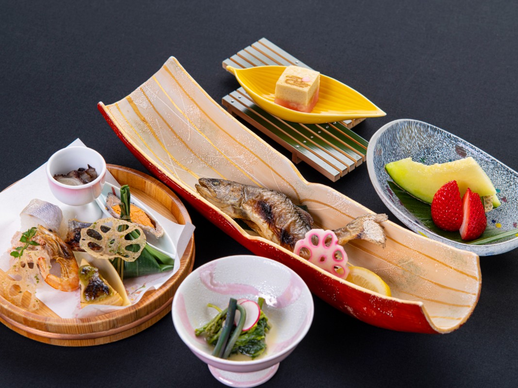 *お鍋コースにはお鍋の他に先附・八寸・向附・永源寺名物『岩魚の塩焼き』・デザートも付きます。