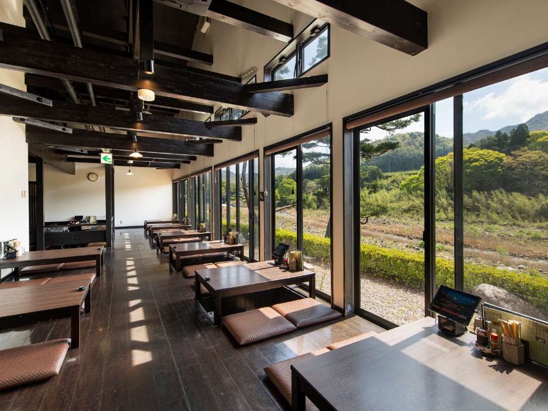 *【レストラン】朝食は愛知川や四季折々の自然が一望できるレストランでご用意いたします。