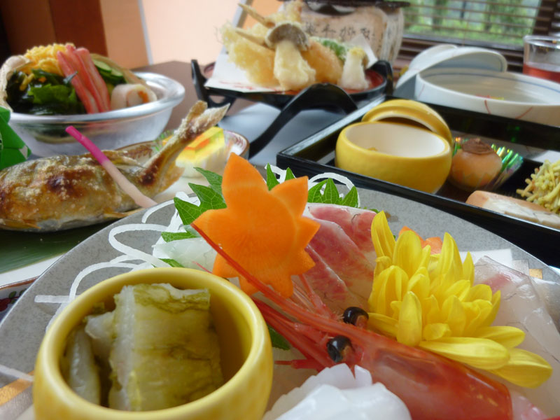 ご夕食一例：旬の食材を使った会席料理です