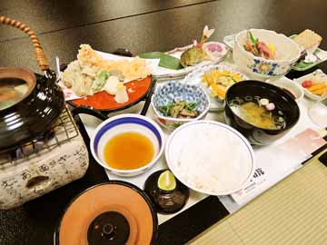 ご夕食一例：旬の食材を使った会席料理です