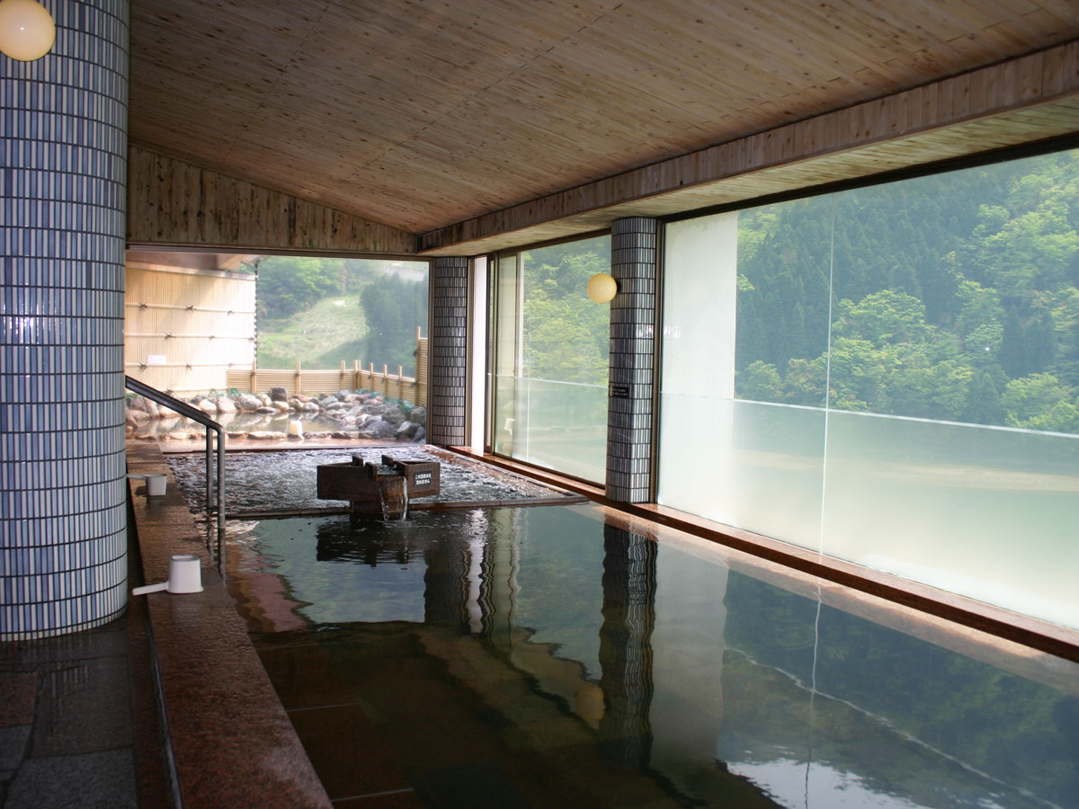 弱アルカリ性のお湯は一度入るとお肌がツルツルになる美人の湯です