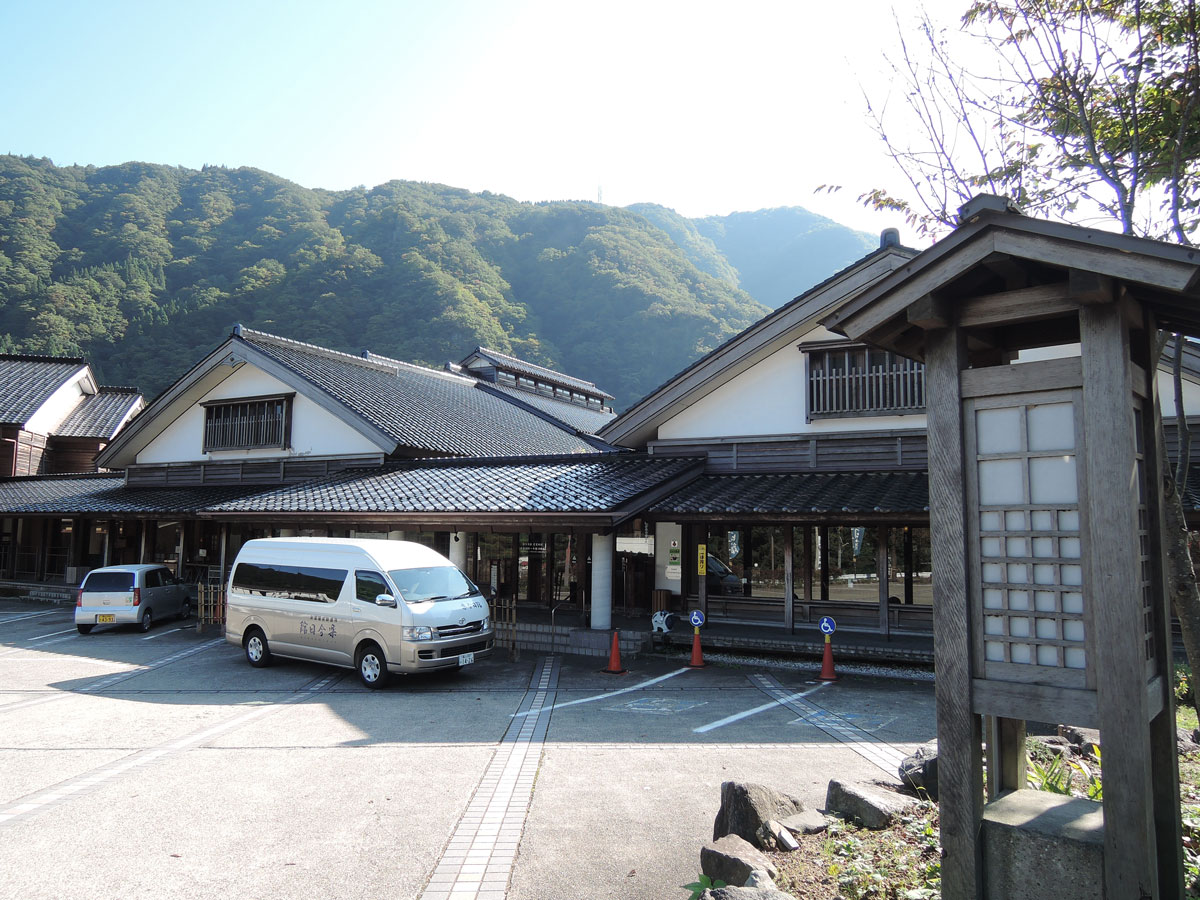 豊かな自然に囲まれた神通峡のほとりにある公共の温泉宿です