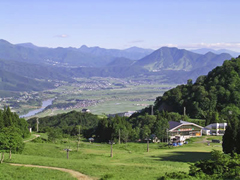 *北アルプスの山々に囲まれた長閑な田園風景が広がります。（戸狩温泉スキー場上部より）