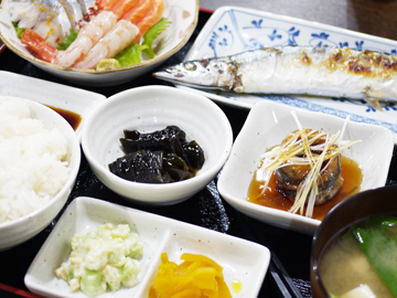 *夕食一例/北海道ならでは！魚介を中心としたメニューでございます。