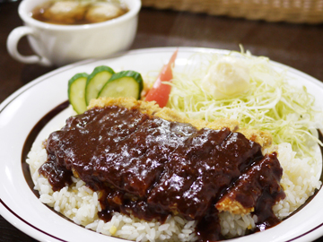 *夕食一例/エスカロップは「漁師が早く食べられてボリュームのあるメニュー」として作られました。