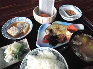 【ご朝食】焼き魚は豊後水道で獲れた新鮮な魚を開きにしています