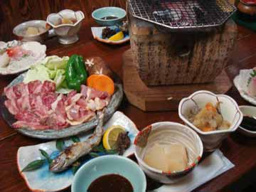 地鶏と黒毛和牛の炭火焼きがメインの田舎料理です