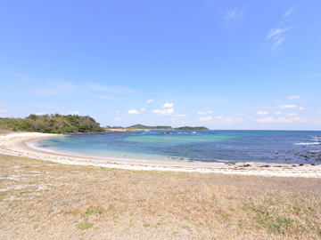 *大浜海水浴場/当館より徒歩３分。煌めくコバルトブルーが眩しすぎる。島旅行を存分にお愉しみ下さい。