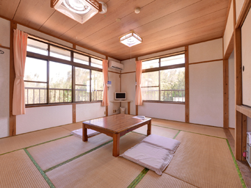 *和室10畳（客室一例）/グループやご家族でのご宿泊に！遠く聞こえる波の音をBGMに癒しのひと時を。