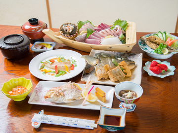 *お夕食一例/近海で水揚げされた新鮮な海の幸を中心とした会席料理が食卓を彩ります。