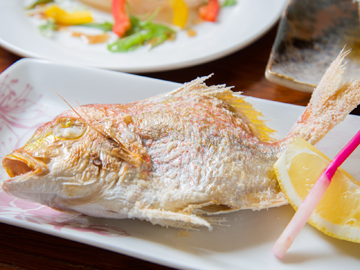 *お夕食一例（焼き魚）/近海で水揚げされた新鮮な海の幸をシンプルに塩焼きに。レモンをキュッと絞って。