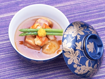 *夕食一例／とろとろに煮込まれた豚の角煮。オーナーが手間暇かけてお作りします。