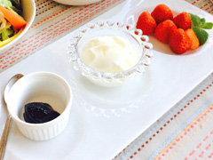 *【朝食（一例）】ヨーグルトには、希少な沖縄原種の山葡萄「リュウキュウガネブ」のジャムをご用意。