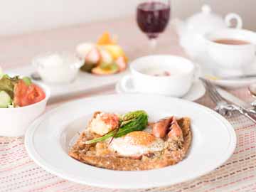 *【ご朝食一例】メイン：ガレット。季節のサラダやフルーツなど盛りだくさんです。