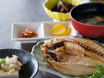 *【朝食一例】壱岐で獲れた魚の干物をメインにした健康的な朝食で一日の元気を補給してください！