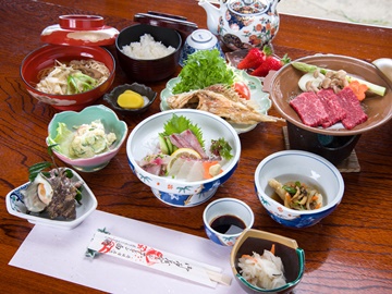 *【夕食一例】地元の海の幸・山の幸をふんだんに使ったお料理です