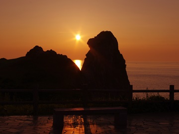 *【猿岩】高さ45ｍの巨大な猿のユニークな形はもちろん、岩越に見える美しい夕陽の絶景も注目。