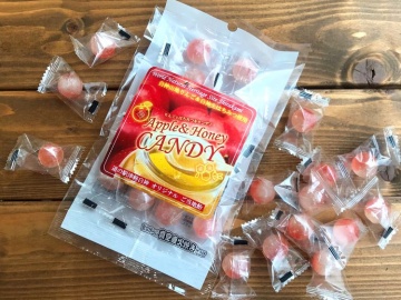 りんご飴。地元産りんごとハチミツ使用の「オリジナルりんご飴」をサービス
