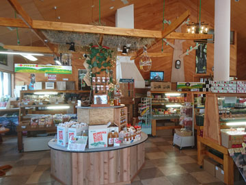 *センターハウス内にはお土産売店も！