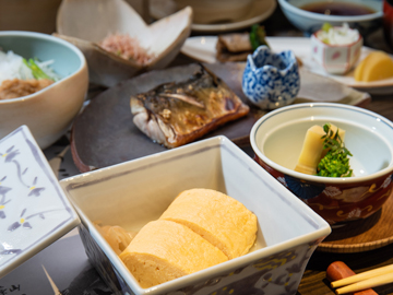 *【お食事】朝食は土鍋で炊いた炊き立てご飯、ふわふわの出汁巻卵などをどうぞ。