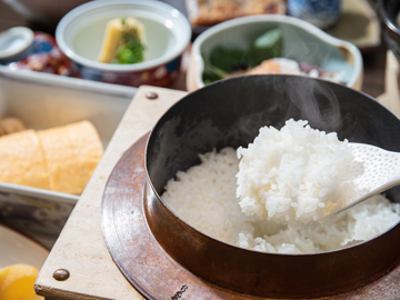 *【お食事】朝食は土鍋で炊いた炊き立てご飯、ふわふわの出汁巻卵などをどうぞ。