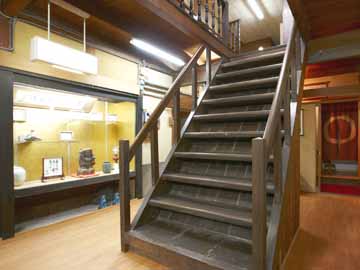 【館内】創業当時より残る古い木造の階段。木戸孝允も昇降したかも
