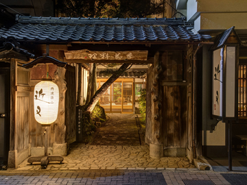 *【外観】篠山城跡そばの老舗料理旅館です。