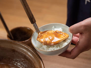 *【お食事】夕食のぼたん鍋コースの〆には近又特製の半熟卵でいただく、ぼたん丼