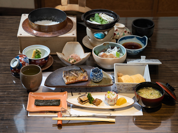 *【お食事】朝食は土鍋で炊いた炊き立てご飯、ふわふわの出汁巻卵などをどうぞ。