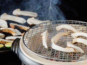 *【松茸会席】主菜の焼き松茸は炭火で焼き上げます