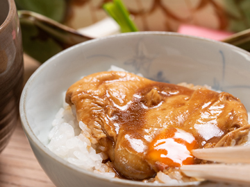 *【お食事】夕食のぼたん鍋コースの〆には近又特製の半熟卵でいただく、ぼたん丼