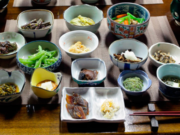 *夕食一例／山菜・きのこ・川魚・野菜など。地場の食材中心の郷土料理の数々をお楽しみ下さい！