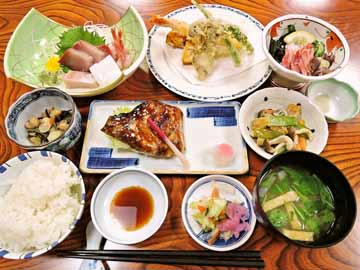 ご夕食一例：地元産にこだわった魚介類を中心にした季節のお料理