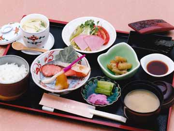 *朝食一例/新潟県産コシヒカリと地元の味噌を使った味噌汁をお楽しみ下さい。