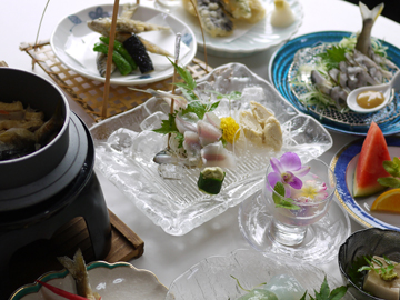 *【夕食一例】季節替わりで『鮎料理』を中心に、ふっくら釜飯など約10品の内容！