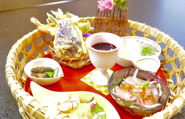 (夕食一例)　鮎料理を中心とした御膳スタイル