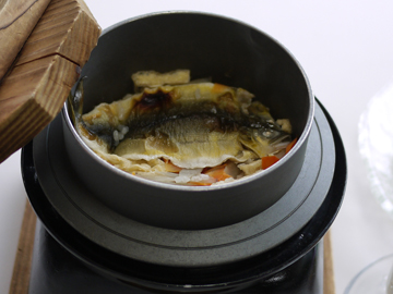 *【鮎の釜めし】丸ごと一匹入れた釜飯は、旨みがジュワっと沁み込んだ〆の品です。