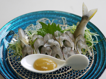 *【鮎の背ごし】ちょっぴり大人味の背こしは、芥子酢味噌が良く合いお酒も進む品です。