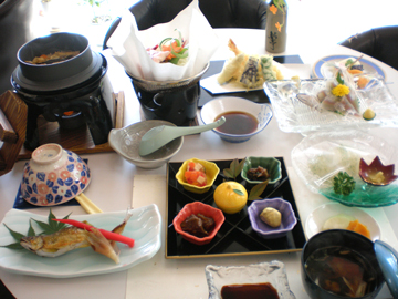 *グレードアップ夕食（一例）/鮎料理など、茨城県奥久慈産の食材をメインに使用した料理が並びます