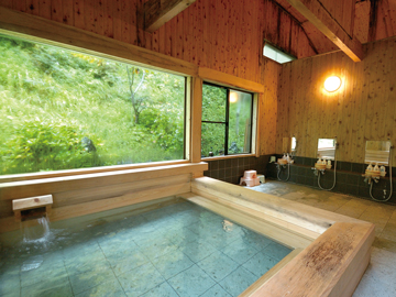 *檜風呂/ぜいたくな総檜（ひのき）を使った大浴場。目の前の自然を眺めながらの湯浴みは極楽…
